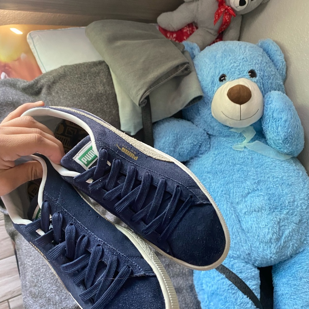 Size 8 suede navy blue pumas…….hardly worn still brand new comes with no box